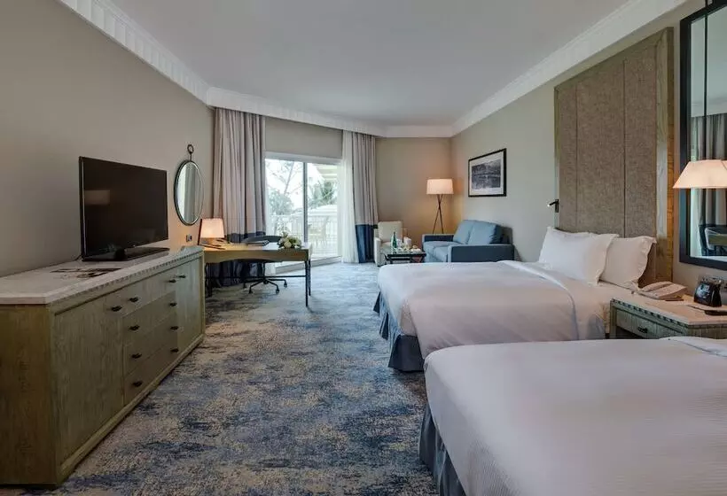 اتاق سوپریور با چشم‌انداز دریا و بالکن, Hilton Salalah Resort