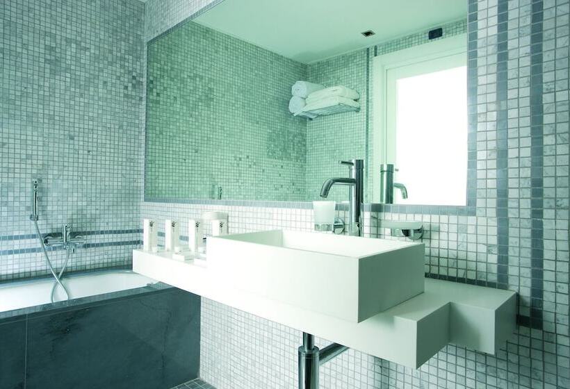 غرفة ديلوكس مطلّة علي البحر, La Plage Resort