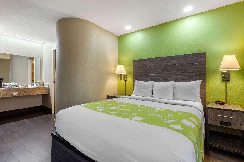 بنجلو ديلوكس, La Plage Resort