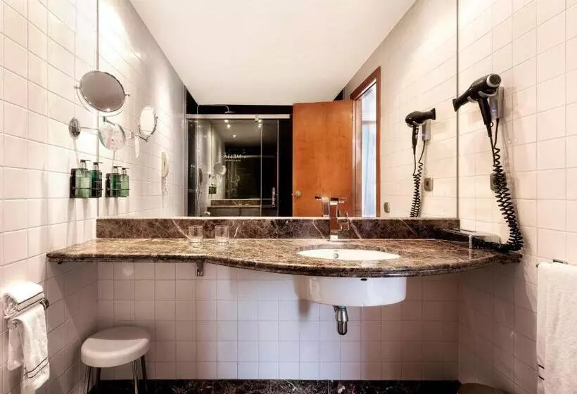 اتاق استاندارد با چشمانداز استخر, Melia Sitges