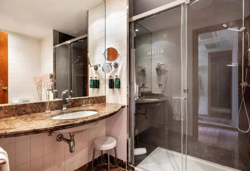 اتاق استاندارد با چشمانداز استخر, Melia Sitges