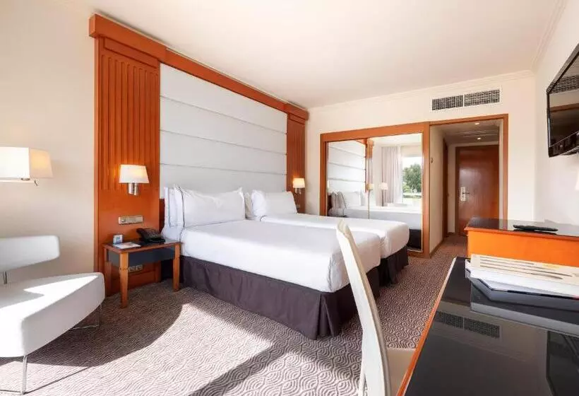 اتاق استاندارد با چشمانداز استخر, Melia Sitges