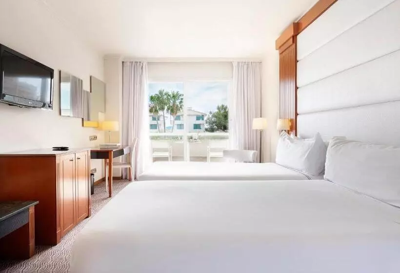 اتاق استاندارد با چشمانداز استخر, Melia Sitges