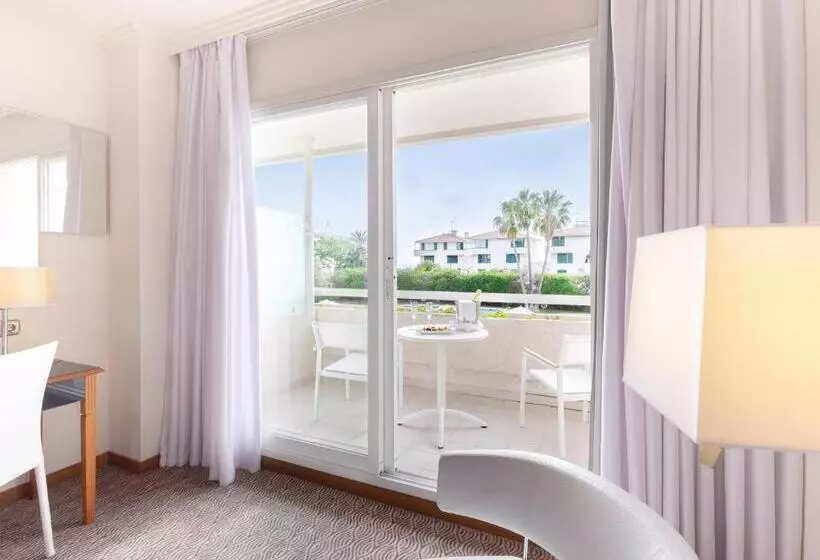 اتاق استاندارد با چشمانداز استخر, Melia Sitges