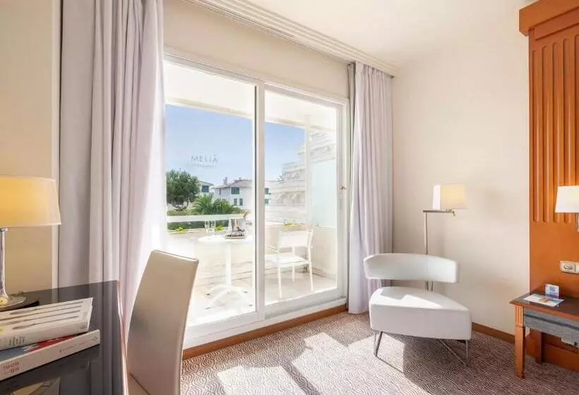 اتاق استاندارد با چشمانداز استخر, Melia Sitges