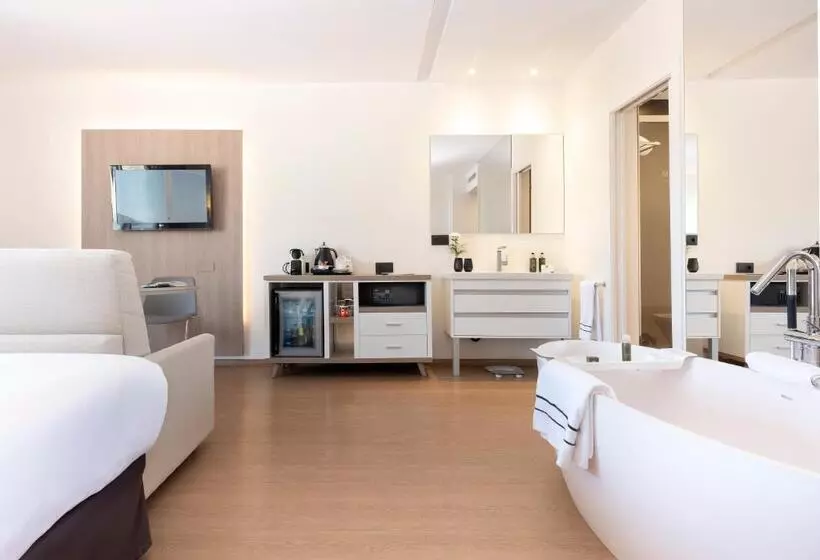 اتاق پرمیوم با چشمانداز دریا, Melia Sitges