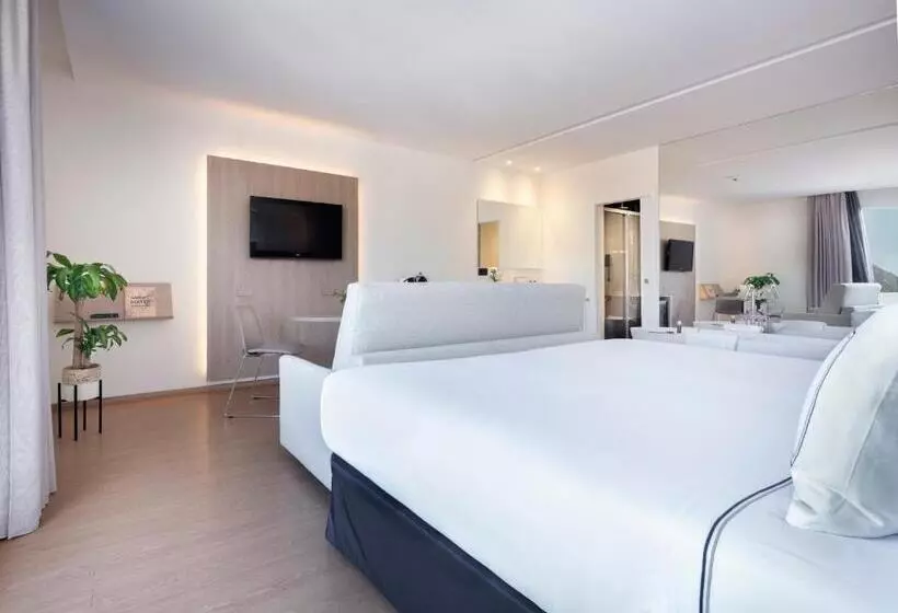 اتاق پرمیوم با چشمانداز دریا, Melia Sitges