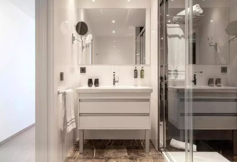 اتاق پرمیوم با چشمانداز دریا, Melia Sitges