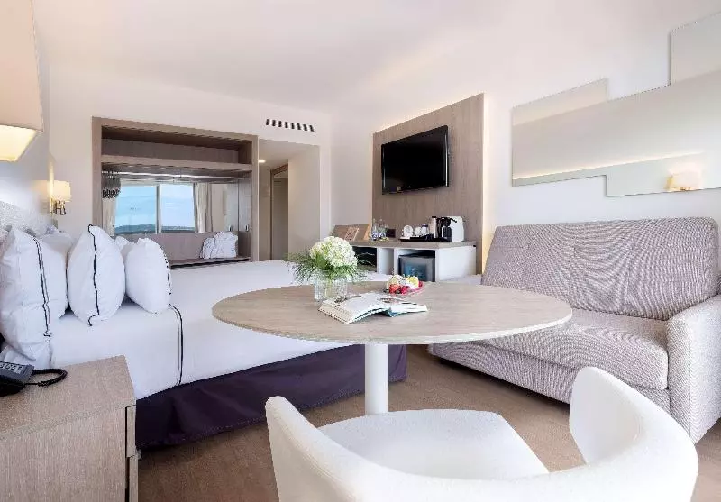اتاق پرمیوم با چشمانداز دریا, Melia Sitges