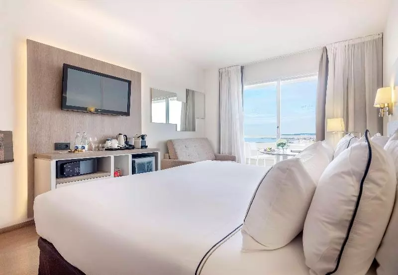 اتاق پرمیوم با چشمانداز دریا, Melia Sitges