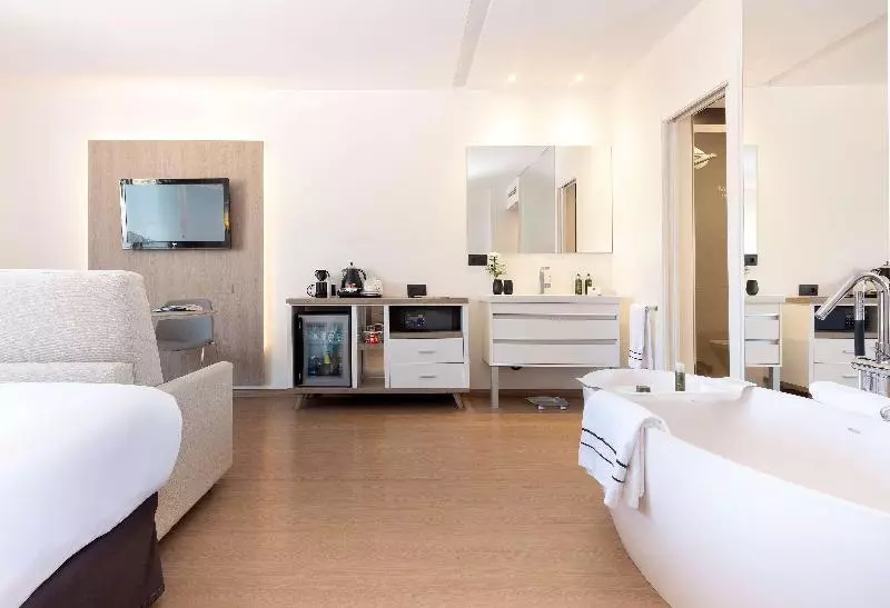 اتاق پرمیوم با چشمانداز دریا, Melia Sitges