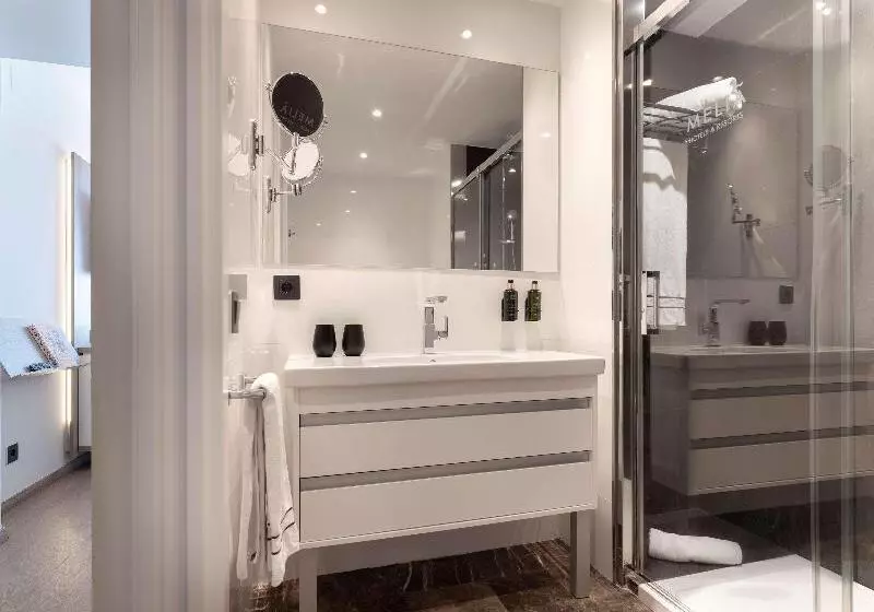 اتاق پرمیوم با چشمانداز دریا, Melia Sitges