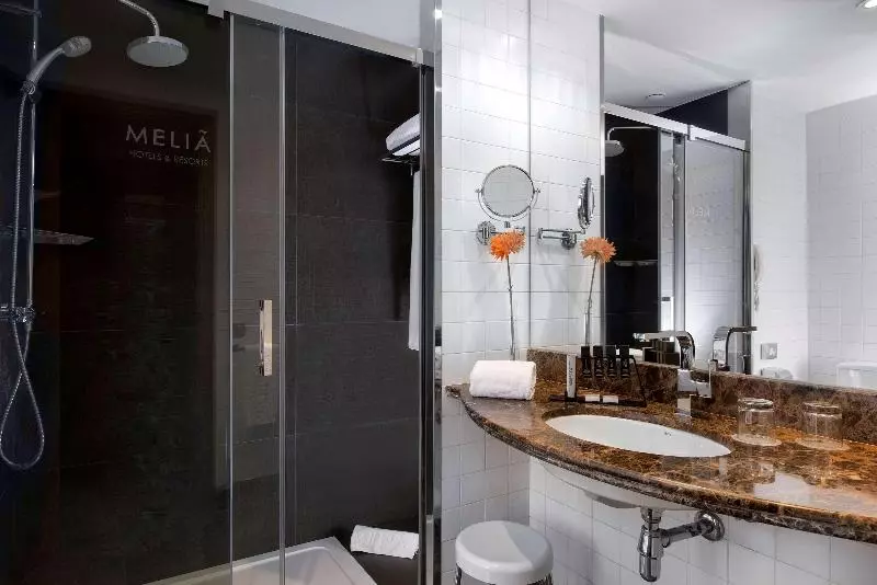 اتاق استاندارد با چشمانداز استخر, Melia Sitges