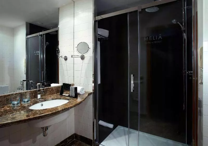 اتاق استاندارد با چشمانداز استخر, Melia Sitges