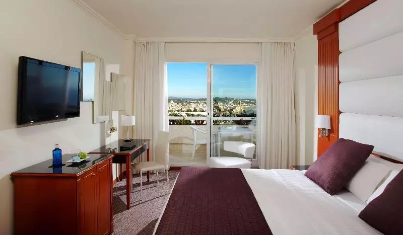 اتاق استاندارد با چشمانداز استخر, Melia Sitges