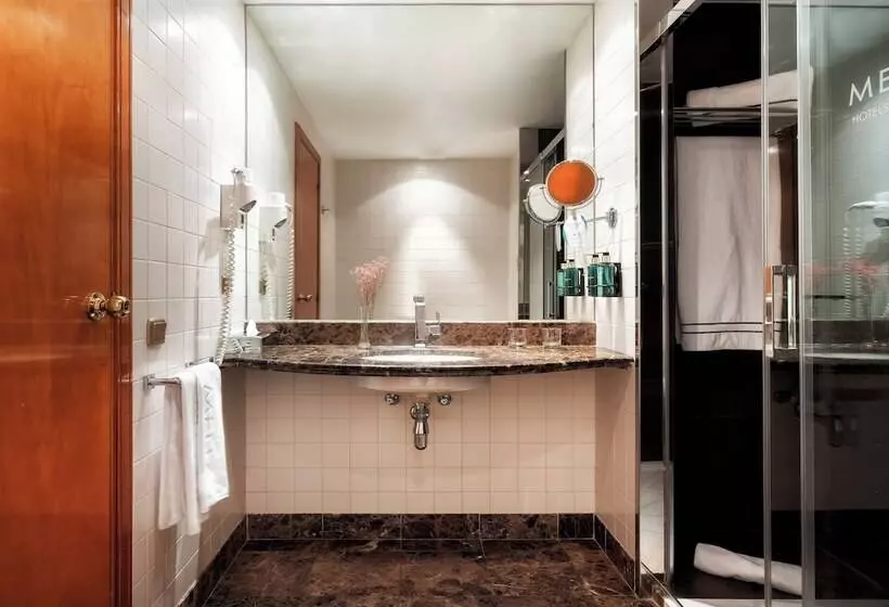 اتاق استاندارد با چشمانداز استخر, Melia Sitges