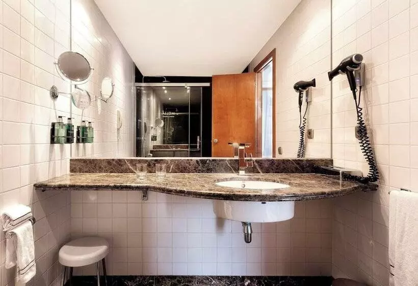 اتاق استاندارد با چشمانداز استخر, Melia Sitges