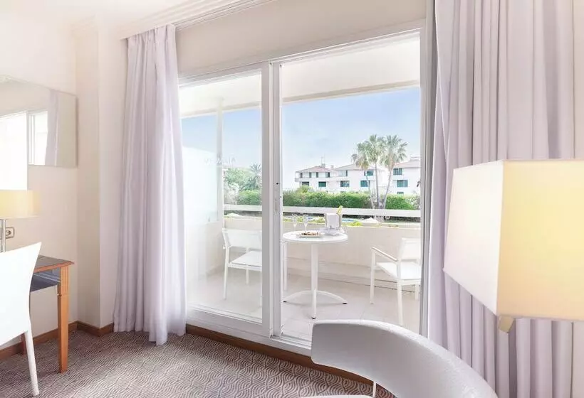 اتاق استاندارد با چشمانداز استخر, Melia Sitges