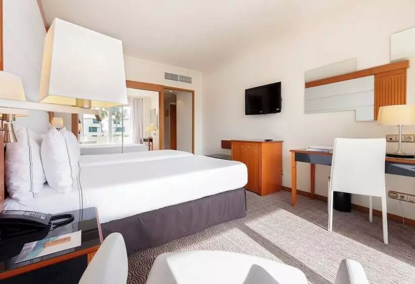 اتاق استاندارد با چشمانداز استخر, Melia Sitges