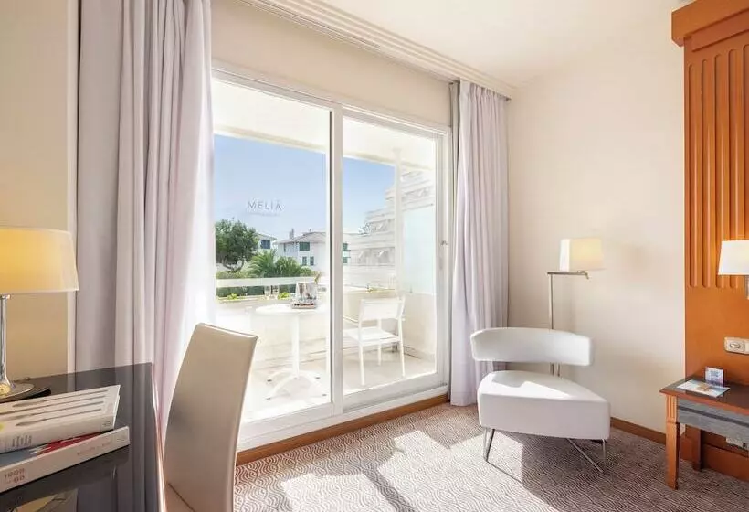 اتاق استاندارد با چشمانداز استخر, Melia Sitges