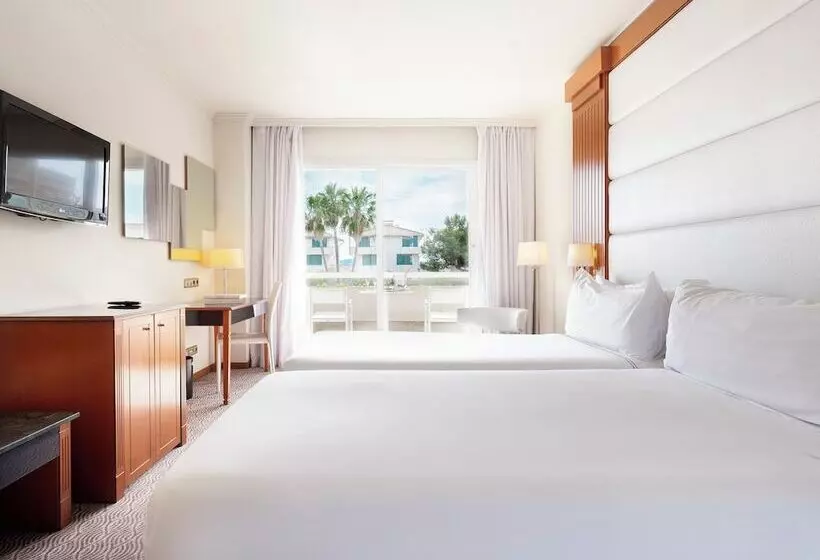 اتاق استاندارد با چشمانداز استخر, Melia Sitges