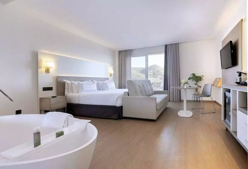 اتاق پرمیوم با چشمانداز دریا, Melia Sitges