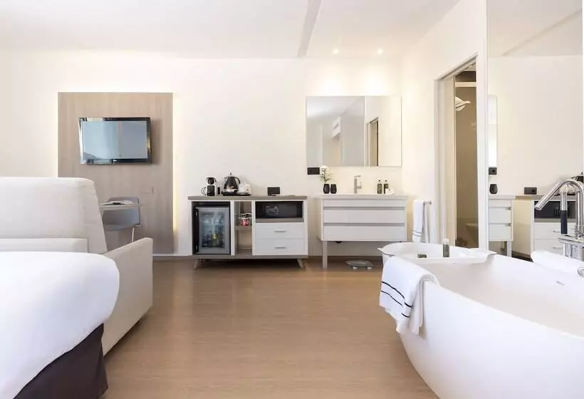 اتاق پرمیوم با چشمانداز دریا, Melia Sitges