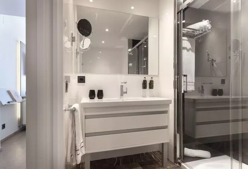 اتاق پرمیوم با چشمانداز دریا, Melia Sitges
