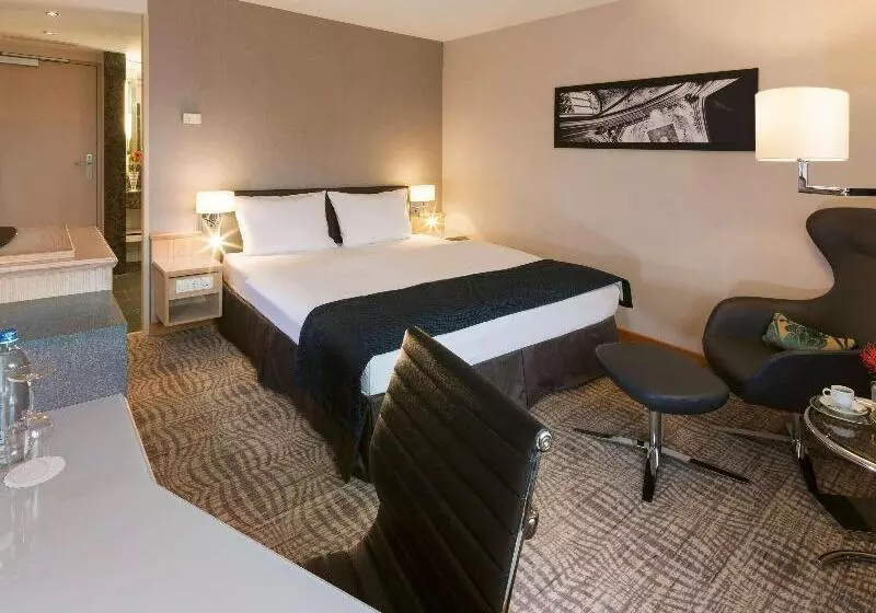 キングサイズベッドのスーペリアルーム, Movenpick S Hertogenbosch