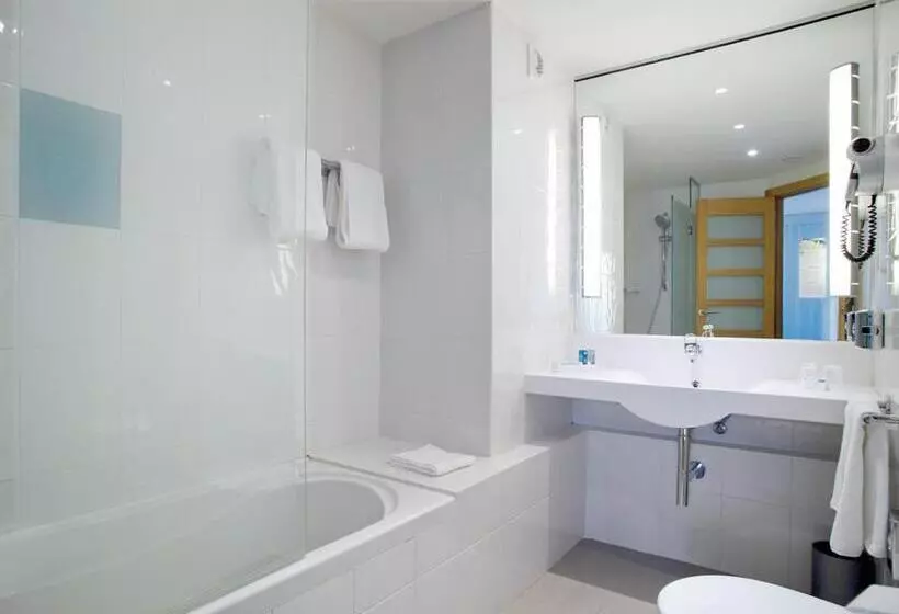 اتاق استاندارد سه نفره, Novotel Barcelona Cornella