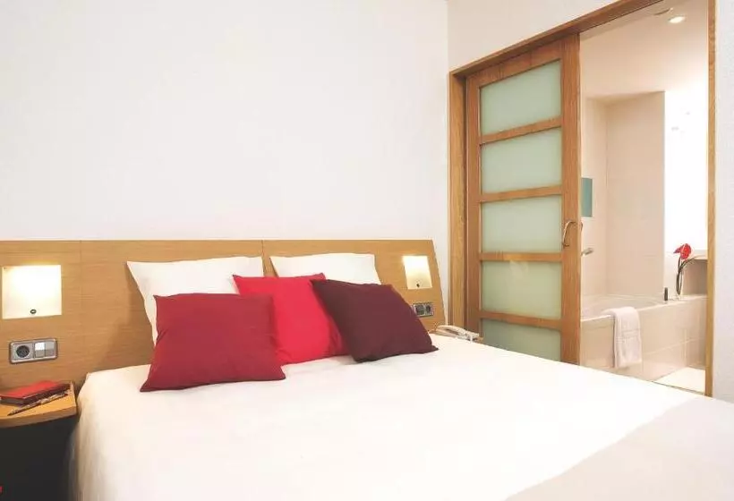 اتاق استاندارد سه نفره, Novotel Barcelona Cornella