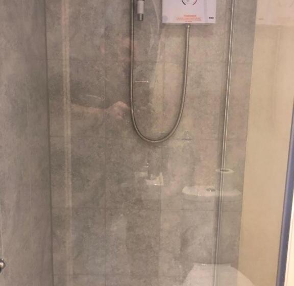 غرفة عائلية, Worthing Rest