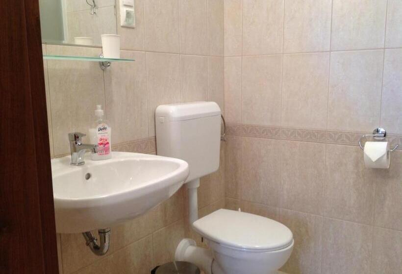 اتاق استاندارد, Attila Apartmanház