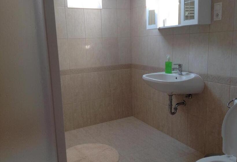 اتاق پریمیوم چهارنفره, Attila Apartmanház