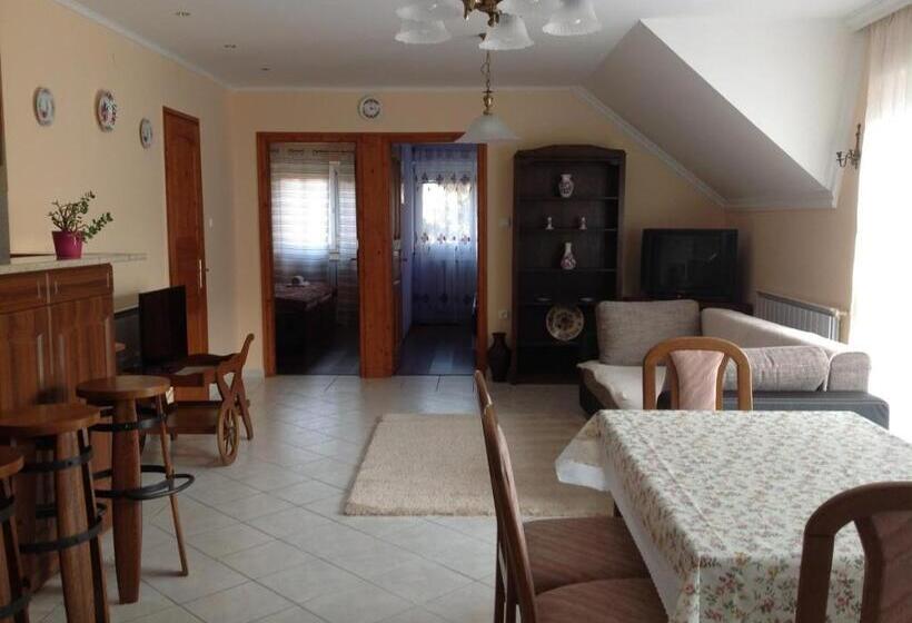 سوییت خانوادگی, Attila Apartmanház