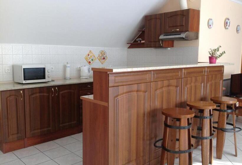 سوییت خانوادگی, Attila Apartmanház