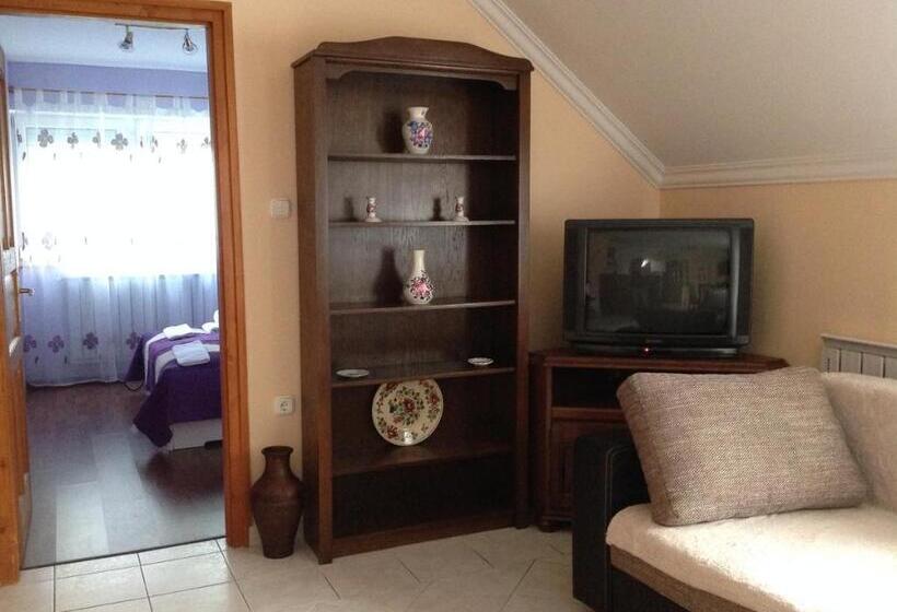 سوییت خانوادگی, Attila Apartmanház