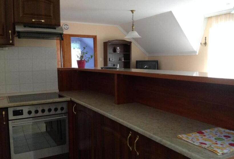 سوییت خانوادگی, Attila Apartmanház