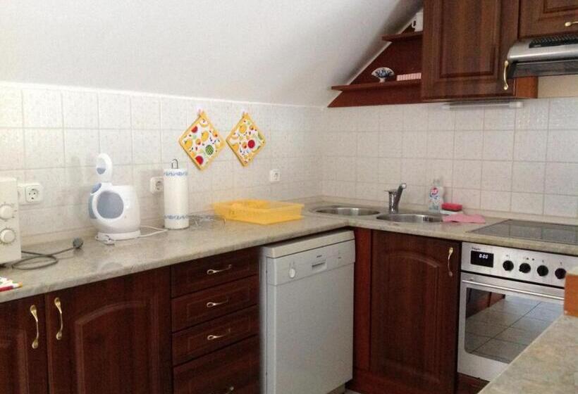 سوییت خانوادگی, Attila Apartmanház