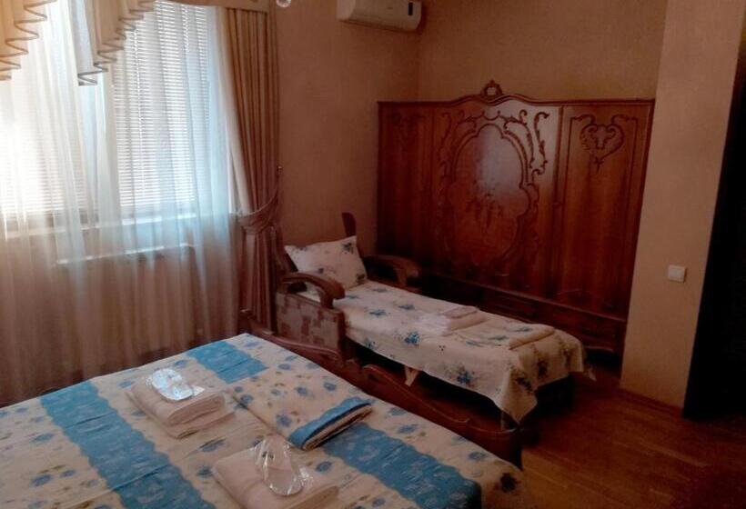 اتاق لوکس, Leon