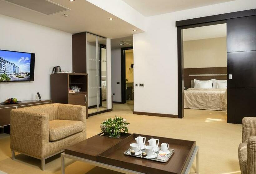 سوییت جونیور, In Hotel Beograd