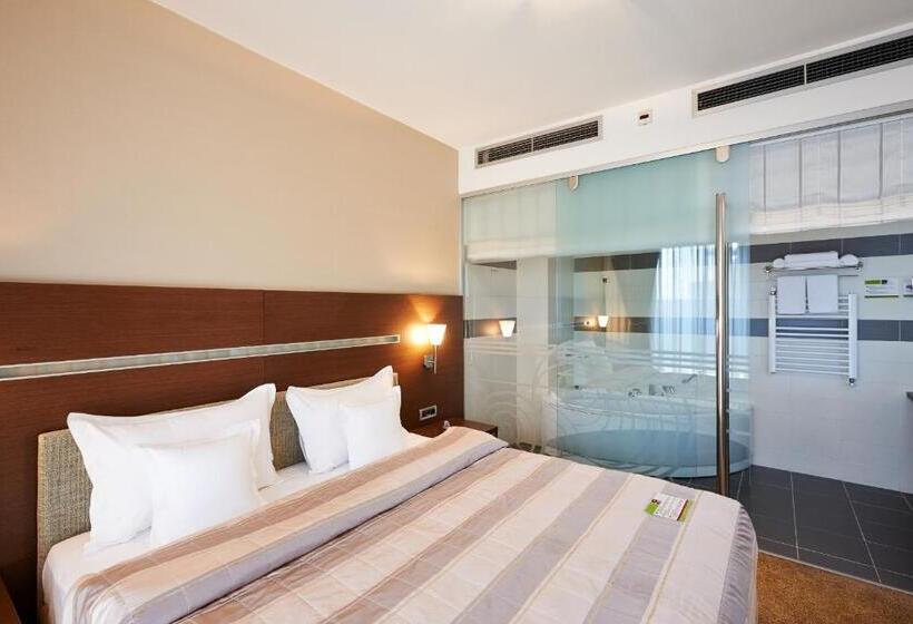 سوییت سوپریور, In Hotel Beograd