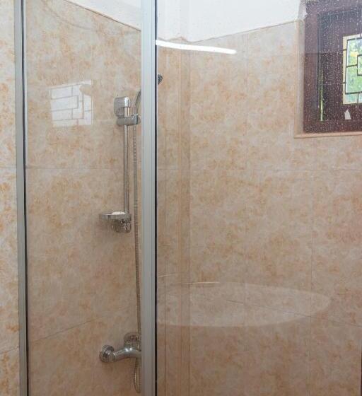 标准三人间, Roylanka Inn