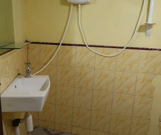 家庭间, Phinisi Hostel Bira