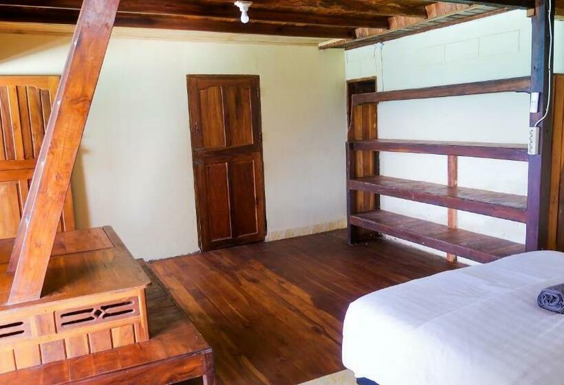 家庭间, Phinisi Hostel Bira