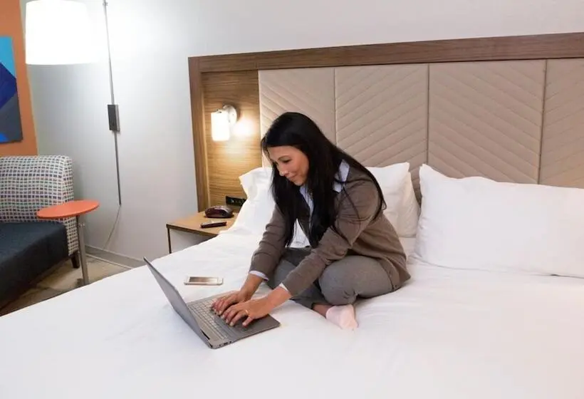 身障者適用スイートルーム, Holiday Inn Express & Suites Heath Newark, An Ihg