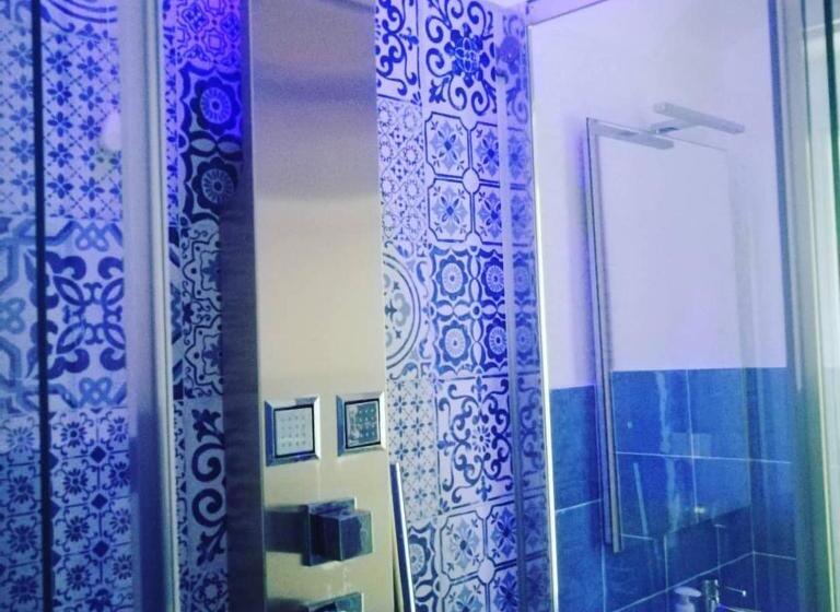 اتاق استاندارد با بالکن و چشم‌انداز دریا, Il Corallo Azzurro