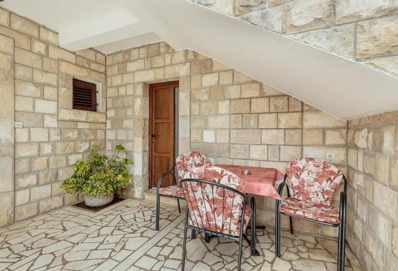 استودیوی استاندارد, Apartments Bonaca Igalo