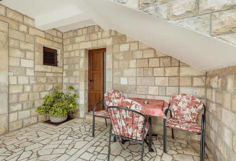 استودیوی استاندارد, Apartments Bonaca Igalo