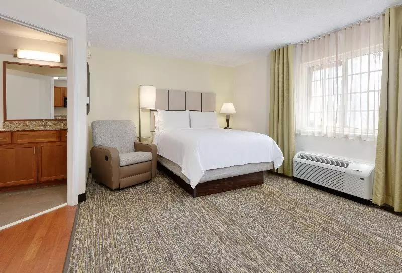 スタンダードスタジオ, Candlewood Suites Salina, An Ihg